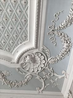 an ornate ceiling in the corner of a room