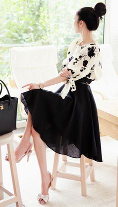 #Modest doesn't mean frumpy. #DressingWithDignity www.ColleenHammond.com Chique Outfits, Paris Mode, Lantern Sleeve Dress, Mode Inspiration, Look Chic, Girly Girl, Asian Fashion, Fashion Sense, Men Fashion