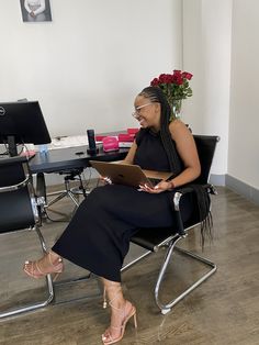 Corporate Poses, Black Business Woman, Classy Aesthetics, Girl Outfits Aesthetic, Growth Manifestation, Black Academia, Working Girl Outfits, Soft Feminine Outfits, Faceless Instagram