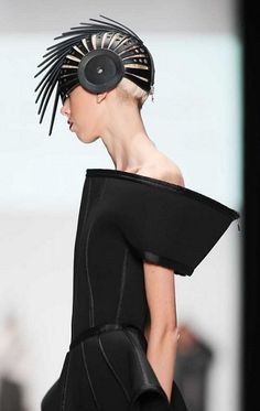 Leather Headdress, Fall 2014 Fashion, Space Fashion, Cyberpunk Fashion, Futuristic Fashion, Avant Garde Fashion, Future Fashion