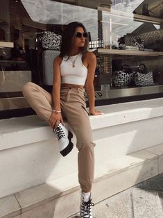 Cropped branco, calça jogger bege, calça cargo, coturno branco Spring Outfit Women, Minimal Stil, Doc Martens Outfit, Trendy Fall Outfits, Winter Trends, Mode Inspo, Casual Fall Outfits, Mode Vintage, Looks Style