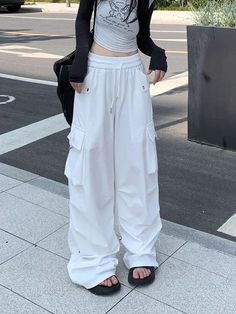 White Jeans Inspo Outfit, All White Baggy Outfit, White Oversized Pants, White Cargos Outfits, Baggy White Pants, Outfits With White Pants, White Cargo Pants Outfit, White Outfit Ideas, White Streetwear