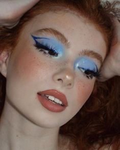 Blue Red Makeup, Blue Aesthetic Makeup, Choir Makeup, Blue Eye Makeup Looks, Makeup Bleu, Blue Makeup Aesthetic, Cutesy Makeup, Makeup Ideas Blue, Eyeliner Bleu