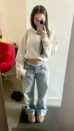 Folded Jeans Waist Outfit, Tia Landry Outfits, Grey Tank Outfit, G59 Concert Outfit, Outfit Inspo Chubby, Open House Outfit Ideas, Summer School Fits, Mall Fits, Jort Outfits