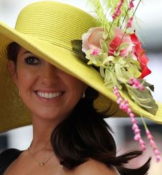 VERDE Y AMARILLO....❤ Kentucky Derby Women, Hat With Flowers, Lawn Party, Southern Women, Kentucky Derby Party