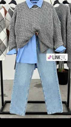 Fall Patchwork Denim Blue Jeans, Trendy Denim Blue Fall Shirt, Fall Denim Blue Trousers, Fall Denim Outfits 2024, Jeans Fall 2024 Outfit, Blue Jeans Outfit Winter, Scandinavian Clothes, Smart Casual Women Outfits, Curvy Casual Outfits