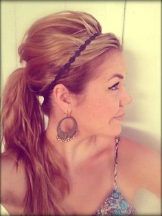 To die for: Messy Elevated Pony Tail. Good tutorial, explanation of the tricks. Ponytail With Headband, Messy Hair, Holiday Hairstyles, Hair Clothes, Good Hair Day, Girly Stuff, Hair Tips, Wedding Board