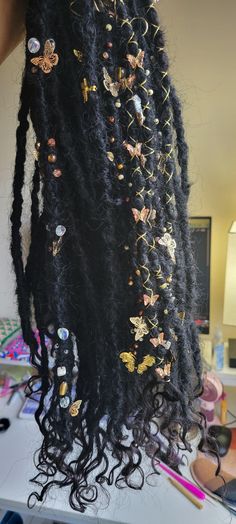 Handcrafted boho locs adorned with butterfly charms, beads and etc.  ~Synthetic hair with human hair ends (Color 1 and ends are natural 1b color) ~60 locs in total and 12 of them are accent butterfly accent locs. ~The locs are around 20-21 inches and the accent locs are around 15 inches. My recommendation installing the accent locs are the soft loc method. Where you take your braid and loop it through the loc hole and crochet the end of your braid through the root or couple inches down your brai Braid With Charms, Flowers In Locs, Boho Crochet Locs, Unique Loc Hairstyles, Big Braids With Beads, Cool Hair Accessories, Locs With Crystals, Loc Decoration, Childish Hairstyles