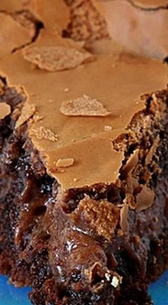 a close up of a piece of cake on a plate with peanut butter and chocolate