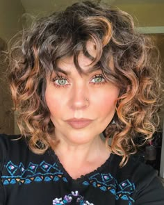 Curly Hair With Bangs Highlights, Short Curly Hair Colour, Curly Shag With Highlights, Colour For Curly Hair, Short Curly Hair Color Ideas Highlights, Short Curly Hair Bob Natural Curls, Short Curly Hair Highlights, Short Curly Hair With Highlights, Short Curly Shag With Bangs