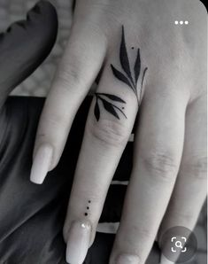 #BEAUTY, #RELATIONSHIPS #Fashion #Animals #Outfits #Winter Outfits #Animals Tato Jari, Finger Tattoo For Women, Hand And Finger Tattoos, Ring Finger Tattoos, Simple Henna Tattoo, Small Hand Tattoos, Classy Tattoos, Elegant Tattoos