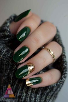 Simplistic yet stunning, these dark green nail designs boast a glossy finish with a singular statement nail, artistically dripping in gold. Find your next nail obsession at nailhow.com for more green and gold nail design Green Nail Gold Tip, Forest Green Glitter Nails, Green With Gold Nails, Green And Gold Nail Art, Dark Green Nails With Design, Green Gold Nails Ideas, Emerald Green Nails Square, Nails Green And Gold, Forest Green And Gold Nails