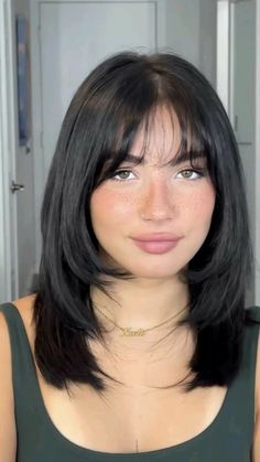 Bangs On Round Face Short Hair, Short Hair Bangs Thick Hair, Shoulder Length Hair Bangs Round Face, Crescent Bangs Heart Shaped Face, Haircut Idea For Round Face, Midlength Haircuts With Layers And Bangs, Bangs For Cowlicks, Hair Cuts 2024 Trends Round Face, Small Bangs Hair