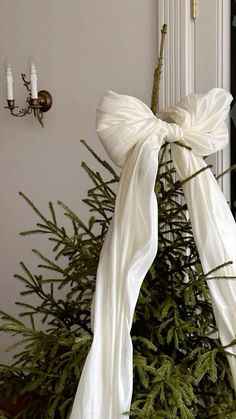 An extra large and voluminous ivory/ off-white  bow designed for styling wedding decorations, Christmas, or any other festive occasion. Made from 100% natural French silk, it features a tie-back fastening for secure attachment. The length of the tails and the width of the bow can be slightly adjusted. Perfect for elegant, luxurious decor, whether indoors or outdoors. Ideal for attaching to walls, Christmas trees, doors, and more. Classy Traditional Christmas Tree, Christmas Dreaming, Classy Christmas, Christmas Interiors, Contemporary Christmas, Christmas Inspo, Minimalist Christmas, Merry Little Christmas, Christmas Mood