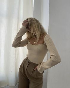 Neutral Aesthetic Wardrobe, Rich Minimalist Aesthetic Outfits, Minimalistic Chic Aesthetic, Minimalistic Clothes Aesthetic, Beige Aesthetic Wardrobe, Neutral Fall Clothes, Creme Color Outfit, Beige Aesthetic Style, Creme Clothes Aesthetic