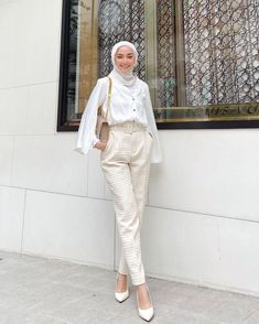 Hijabi Formal Outfits, Mafia Italy, Modest Workwear, Ootd Outer, Ootd Casual Chic, Muslim Women Clothing, Casual Work Outfits Women