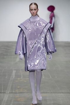 Colore lilla Primavera/Estate 2020: look e abbinamenti da copiare Haute Couture Style, Sculptural Fashion, Space Fashion, Viktor Rolf, Futuristic Fashion, Future Fashion, Mode Inspo, John Galliano, Cool Stuff