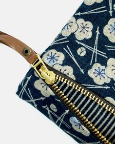 Small Zipper Pouch, Japanese Textiles, Ykk Zipper, Japanese Fabric, Moda Fabrics, Small Things, Crafty Things, Traditional Japanese, Everyday Essentials