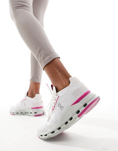 Schuhe von On Running Auf die Plätze, fertig, los! Mit flacher Sohle Zuglasche für einfaches Anziehen Zum Schnüren Gepolsterter Schaft Charakteristisches ON -Logo CloudTec- und Speedboard-Technologie sorgen für leichte Stoßdämpfung Robuste Gummisohle Strukturiertes, griffiges Profil On Cloudnova, Sacs Tote Bags, Baskets Adidas, On Logo, High Heel Wedges, Adidas Running, Heels & Wedges