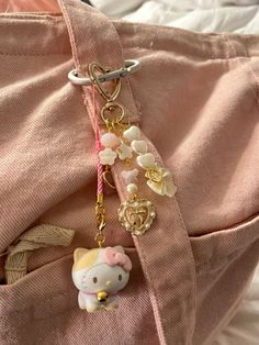 Hello Kitty Bag Charm, Cute Bag Keychains, Aesthetic Bag Charms, Purse With Charms, Dainty Aesthetic Outfits, Backpack Keychains Aesthetic, Bag Keychain Aesthetic, Bag Charms Aesthetic, Bag Charms Diy