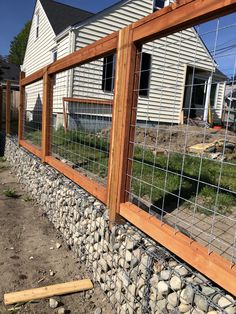 I like this kind of fencing for the back backsince we don't need fence for privacy. Privacy Patio, Diy Backyard Fence, Yard Gate, Country Fences, Diy Garden Fence, Front Yard Fence, Farm Fence