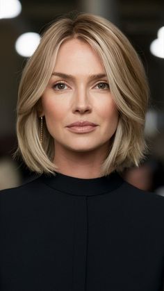 Middle Hairstyles For Women, Blonde Fine Hair Styles, Face Framing Layers Bob, Collarbone Length Hair With Layers, Face Framing Layers Short Hair, Julie Bowen Hair, Bob With Face Framing Layers, Bob Back View, Bob For Fine Hair