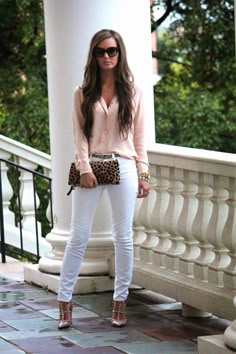 ᵛᴬᴿᵀᴬᴾ✨ 2020 Shoes, Fall Night, Elegante Casual, Outfit Jeans, Mode Inspiration, White Pants, Comfy Casual, Look Chic, Outfits Casuales