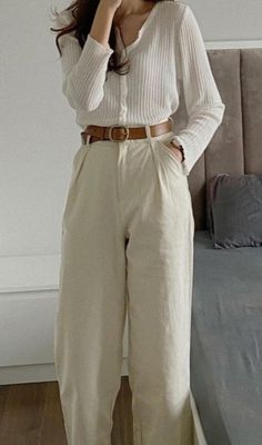 Spring Outfits Light Academia, Romantic Academia Outfit Women, How To Style Light Beige Pants, Light Academia Outfit Pants, Light Academia Aesthetic Outfit Girls, Light Green Pants Outfit Women, Dark Beige Pants Outfit, Buissnes Casual Outfit, Light Beige Pants Outfit