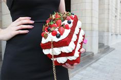 10+ Food-Inspired Handbags Arielle Core, Dessert Outfit, Candy Themed Bedroom, Funky Purses, Lizzie Hearts, Novelty Purses, Food Shapes, Pretty Purses, Inspired Handbags