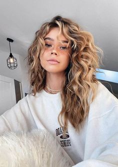 Cheveux Oranges, Dark Ombre, Highlights Ombre, Summer Balayage, Highlights Hair, Colored Curly Hair, Natural Wavy Hair, Caramel Highlights, Curly Hair Inspiration