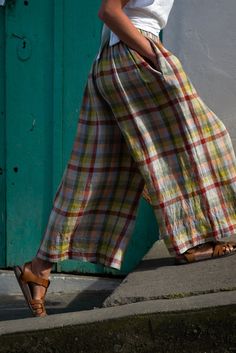 Striped Linen Pants Outfit, Coffee Place, Striped Linen Pants, Pantalon Large, Plaid Pants, Mode Inspiration, Striped Linen, Get Dressed, Czech Republic