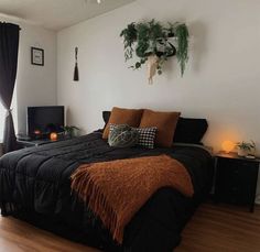 Bedroom Emerald Theme Bedroom, Modern Bedroom Apartment Decor, Boho Minimalist Apartment Decor, Gothic Style Bedroom Ideas, Grown Room Ideas, Modern Edgy Interior Design, Apartment Extra Room Ideas, Rustic Grunge Aesthetic, Black Boho Decor Bedroom