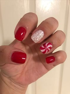 Red Christmas Nails Peppermint, Christmas Nails Real Nails, Peppermint Nails Design, Peppermint Christmas Nails, Christmas Nails For Girls Kids, Classy Christmas Nails Short Square, Peppermint Nail Art, Holiday Nails Inspiration, Christmas Lights Nail Art