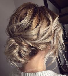 Voluminous Messy Bun for Medium Hair Bun Wedding, Bridal Hair Half Up, Messy Wedding Hair, Messy Updo, Bridal Hair Updo, Updos For Medium Length Hair, Low Bun, Wedding Hair Down, Penteado Cabelo Curto