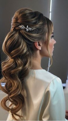 Wedding Hair Styles Curly, Pretty Curly Hairstyles Natural Curls, Prom Hair Curly, Belle Hair, Bridesmaid Hair Inspo, Belle Hairstyle, Elegant Updos, Hair Guide