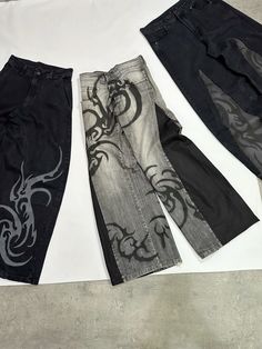 Painted Trousers Jeans, Jeans Bleach Diy Ideas, Painting Pants Diy, Bleach Jeans Diy, Diy Goth Clothes, Jeans Painting