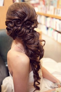 Wedding hair, prom hair, half up half down, side swept, curly hair ... LOVE IT! Sanggul Modern, Scene Girl, About Hair, Prom Hair, Pretty Hairstyles