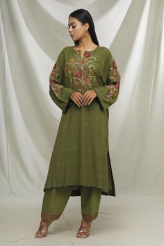 floral embroidered phiran kurta in embroidery. Paired with embroidered hem salwar.
Components:2
Pattern:Hand woven
Type of Work:Kashmiri work
Neckline:Round notched
Sleeve Length:Full sleeves
Fabric:Matka silk
Color:Green
Other Details:
Kashmiri embroidered motifs
Occasion:Mehendi - Aza Fashions Kashmiri Outfits For Women, Kashmiri Suits, Kashmiri Work, Best Designer Suits, Simple Kurta Designs, Kurti Patterns, Salwar Designs, Pakistani Fashion Casual, Kurti Embroidery Design