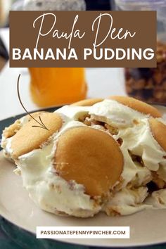 banana pudding on a plate with text overlay that reads, paiua den banana pudding