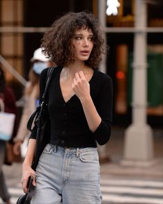 Curly Hair Photos, Nyc Model, Curly Hair Inspiration, Curly Girl Hairstyles, Penteado Cabelo Curto, Brunette Girl