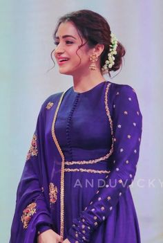 Partywear Frock Suit Design, Grand Chudidars, Kathak Anarkali Dress, Neck Design For Anarkali, Anarkali Sleeves Designs, Anarkali Look For Wedding, Neck Designs For Anarkali Dresses, Ethnic Gown Designs, Cotton Outfits Women