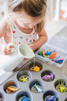 Ice Cube Sensory Bin, Ocean Sensory Activities Preschool, Ice Kids Activities, Ice Cube Sensory Play, Toddler Ice Activities, Ice Play For Toddlers, Ice Cube Activities, Ice Activities For Toddlers, Water Play Activities For Preschoolers