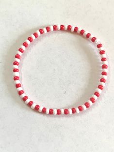 Small Bead Bracelet Ideas Aesthetic, Red And White Bracelets, Simple Beaded Bracelets Ideas, Beaded Bracelet Designs Simple, Bracelet Simple, Red Bracelet Ideas, Small Beaded Bracelets Diy, Seed Bead Ideas, Red Bracelet