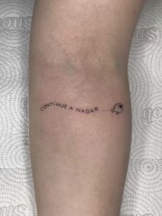 a woman's leg with the words continue a nadar written in black ink