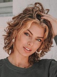 Short Hairdo Women Shoulder Length, Wavy Shoulder Length Hair With Bangs, Unstyled Short Hair, Natural Curly Hair Cuts, Haircuts For Medium Length Hair, Layered Haircuts For Medium Hair, Curly Hair Photos, Messy Short Hair, Haircuts For Curly Hair