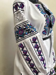 Украинская Вышиванка Вышитая блузка для женщин на белой - Etsy Украина Traditional Peasant Top With Embroidered Sleeves For Festivals, Traditional Motif Blouse For Festival, Traditional Tunic Blouse With Embroidered Border, Traditional Blouse With Embroidered Border For Spring, Embroidered Tunic Blouse For Festivals, Traditional Embroidered Border Tunic Blouse, Traditional Blouse With Floral Embroidery For Festival, Traditional Peasant Top With Geometric Embroidery For Festival, Folk Style Embroidered Peasant Top For Festivals