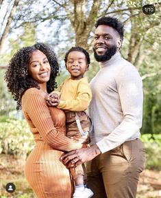 Black Family Fall Pictures Outfits, Black Family Fall Photoshoot, Black Family Reunion, Family Fall Photoshoot, Thanksgiving Photoshoot, Family Of 3 Photoshoot, Fam Photos, Fall Pics