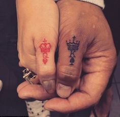 two people holding hands with tattoos on their fingers and the words in spanish above them