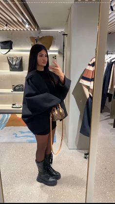 Basic All Black Outfit, Dress To The Nines Outfits, Outfit Idea With Boots, Cosy Ugg Outfit, Poncho Jacket Outfit, Baddie Outfits Autumn, Casual Fits Winter, Chyna Solder Outfits, Elegant Clubbing Outfits