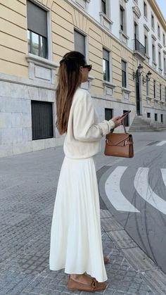 Pleated Skirt Fall Outfit, Skirt Fall Outfit, Pleated Skirt Fall, September Outfits, Angel Fashion, Milan Fashion Week Street Style, White Pleated Skirt, Skirt Outfits Fall, Minimal Outfit